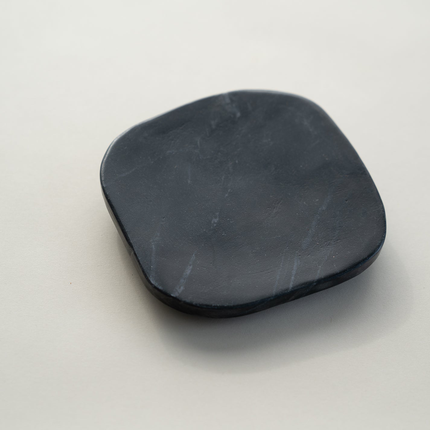 Plato pequeño de mármol negro de forma libre