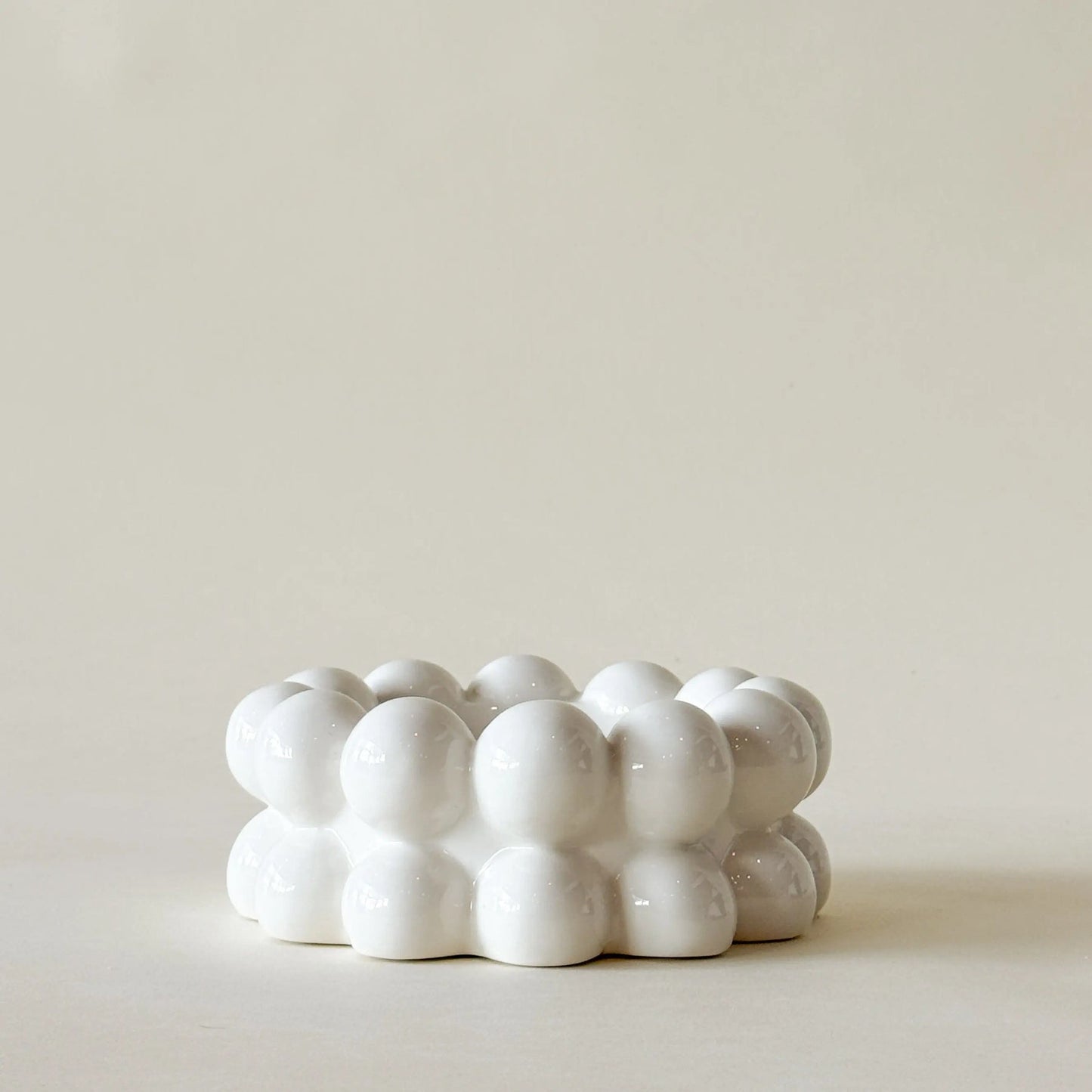 Stoneware Bowl with Balls, White / Cuenco de cerámica blanco con esferas