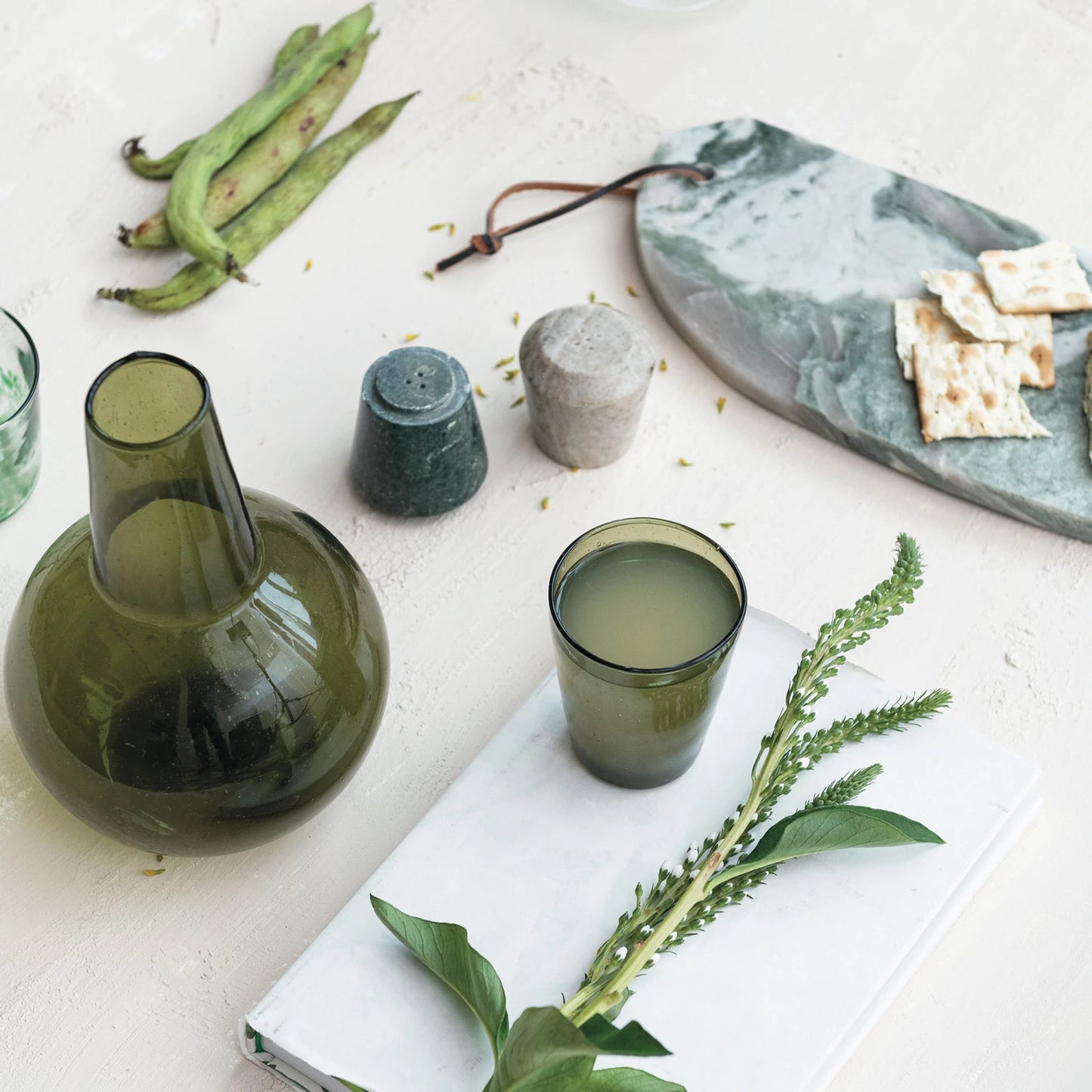 Jarra de vidrio reciclado de 56 oz con vaso para beber de 6 oz