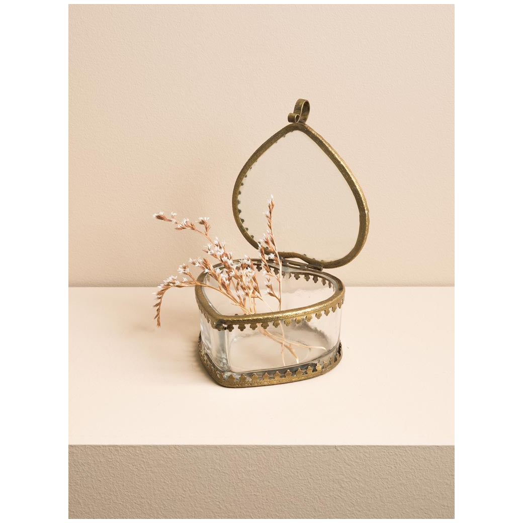 GLASS HEART BOX SCALLOPED METAL / Caja de corazón de cristal de metal festoneado