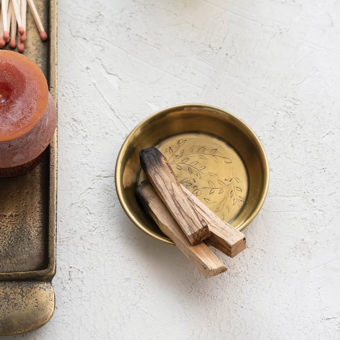 Plato de metal con diseño floral grabado, acabado en latón antiguo