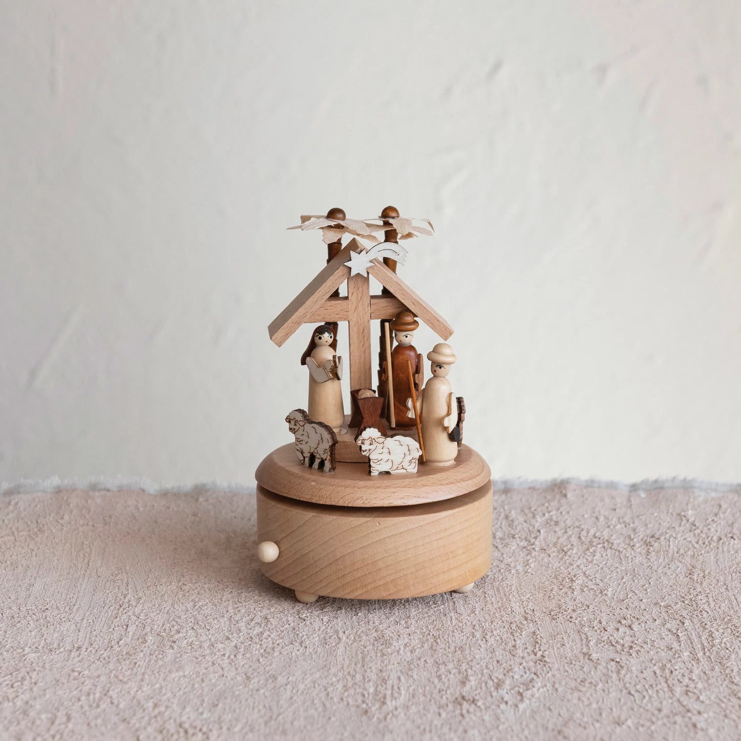 Caja de música de madera con mecanismo de cuerda para la Natividad. Toca "Oh Christmas Tree"