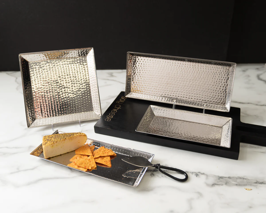 Bandeja plateada de acero inoxidable con borde con cuentas