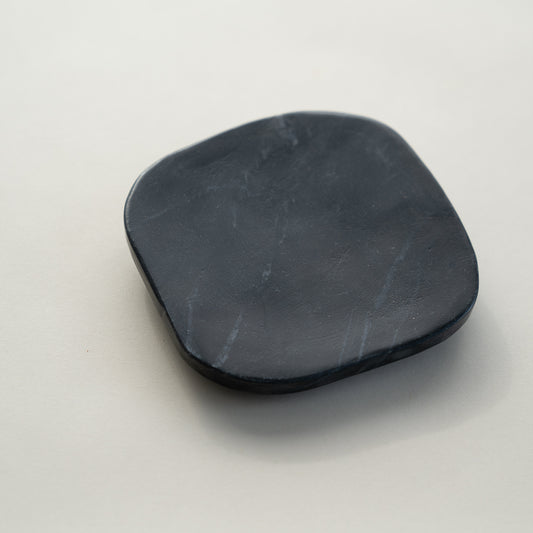 Plato pequeño de mármol negro de forma libre