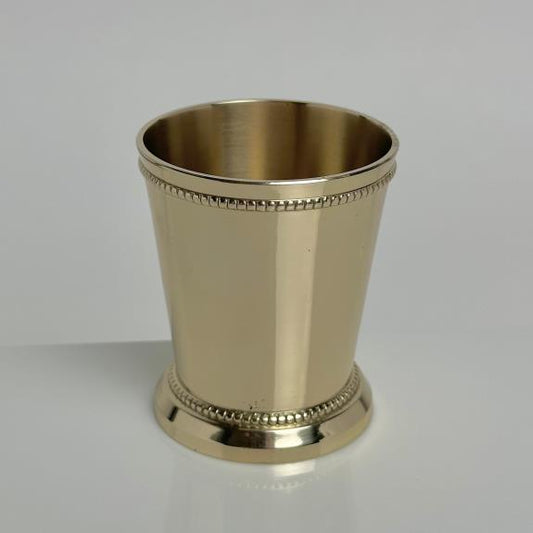 Copa clásica dorada de julepe de menta