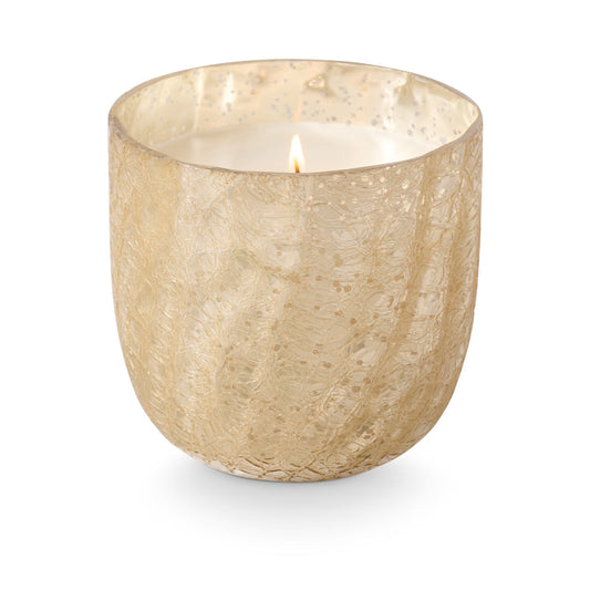 Vela grande de cristal craquelado en caja blanca de invierno