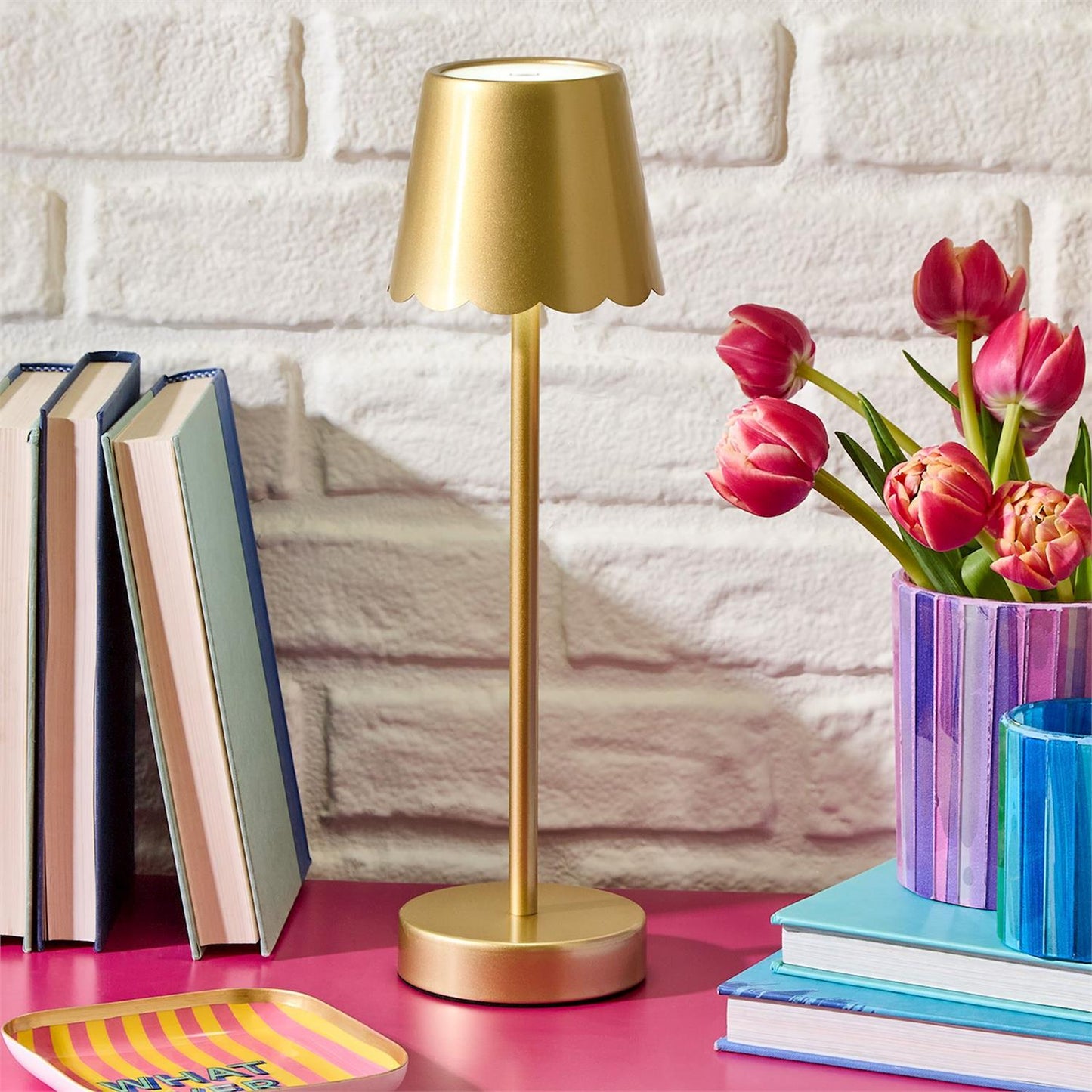 LED TABLE LAMP W/SCALLOPED EDGE  SHADE IN GB / Lámpara de mesa LED