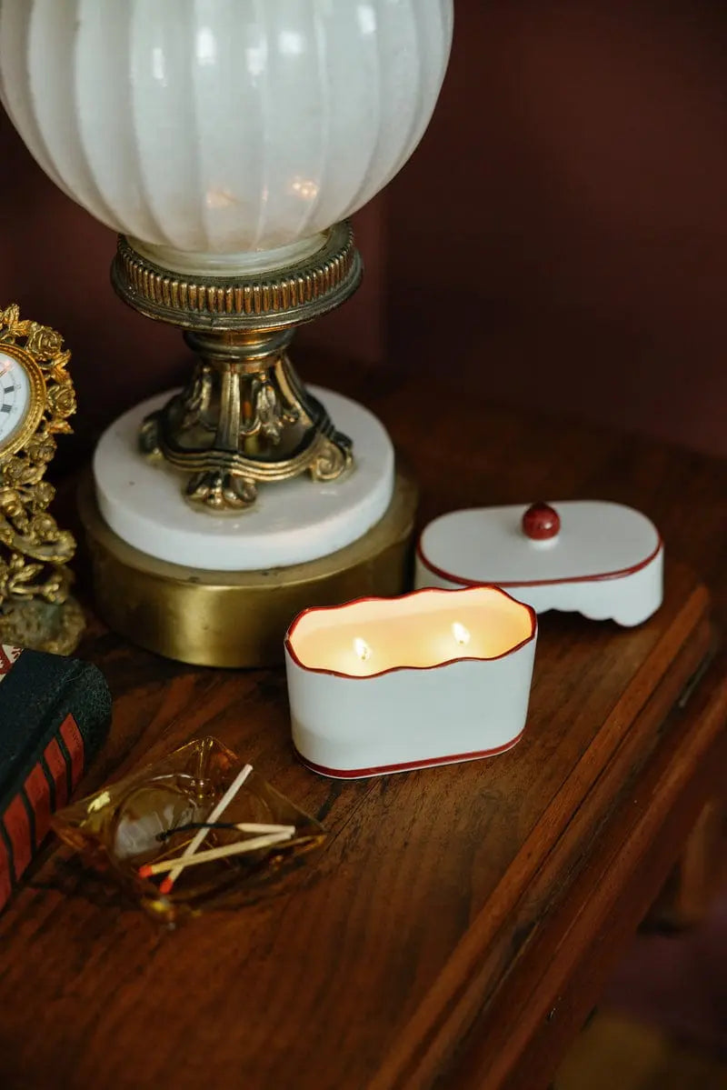 Chérie 5.5 oz Ceramic Candle French Linen & Orris - Vela en Envase Decorativo