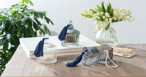 Embossed Glass Trinket Box with Lid & Tassel - Tarro de Cristal