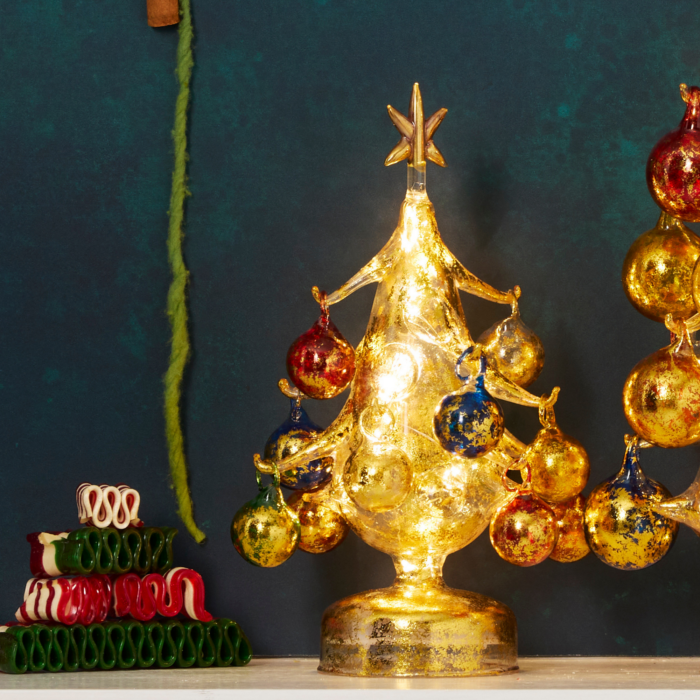 Gold LED Glass Tree with Ornaments - Árbol Navideño de Cristal
