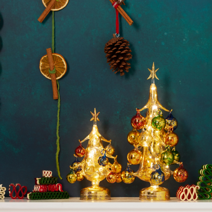 Gold LED Glass Tree with Ornaments - Árbol Navideño de Cristal
