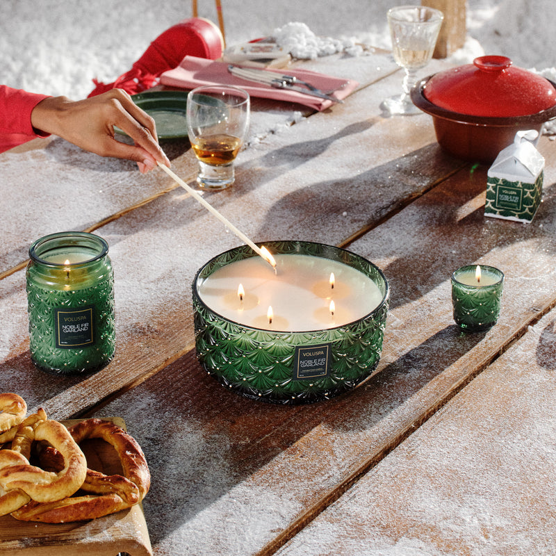 Noble Fir Garland Ornament Pedestal Candle - Vela en Caja de Regalo