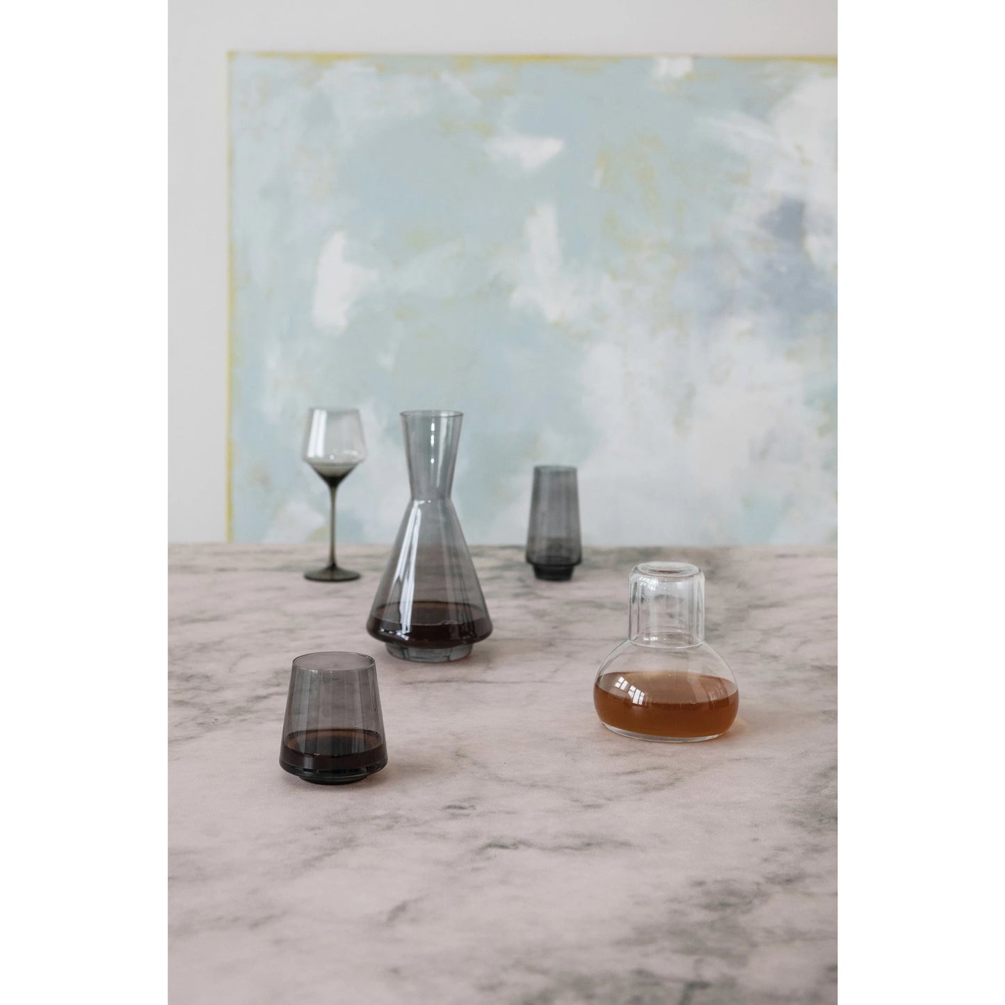 Jarra de vidrio con vaso