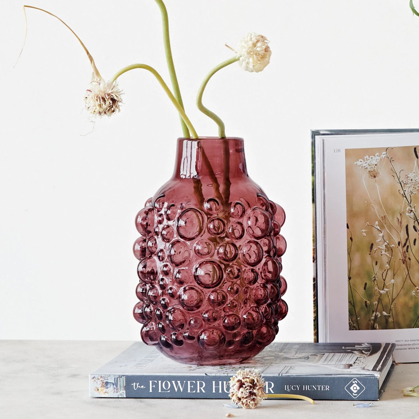 Florero de vidrio con puntos en relieve