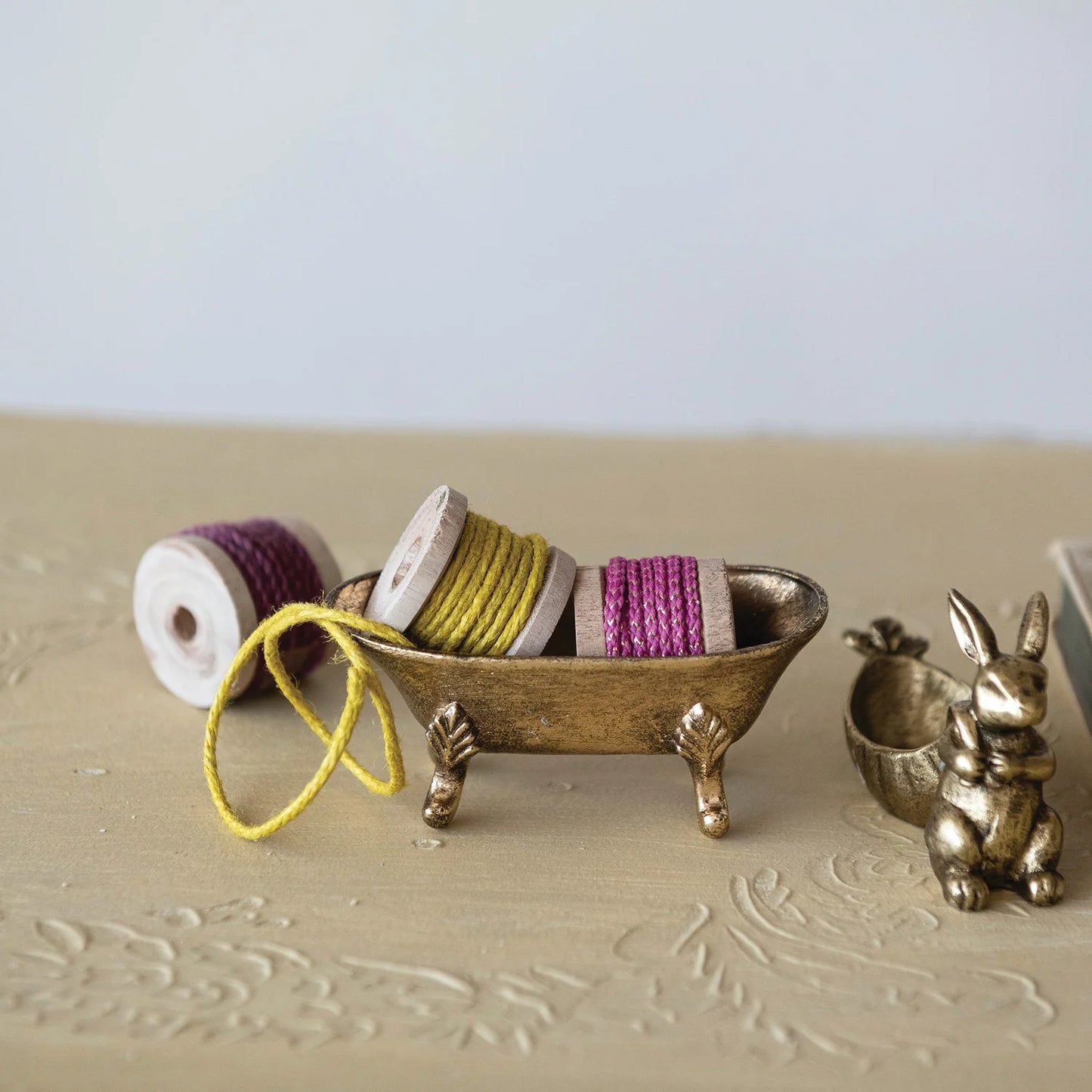Decorative Pewter Bathtub Shaped Dish, Antique Gold Finish / Plato decorativo con forma de bañera, acabado dorado antiguo