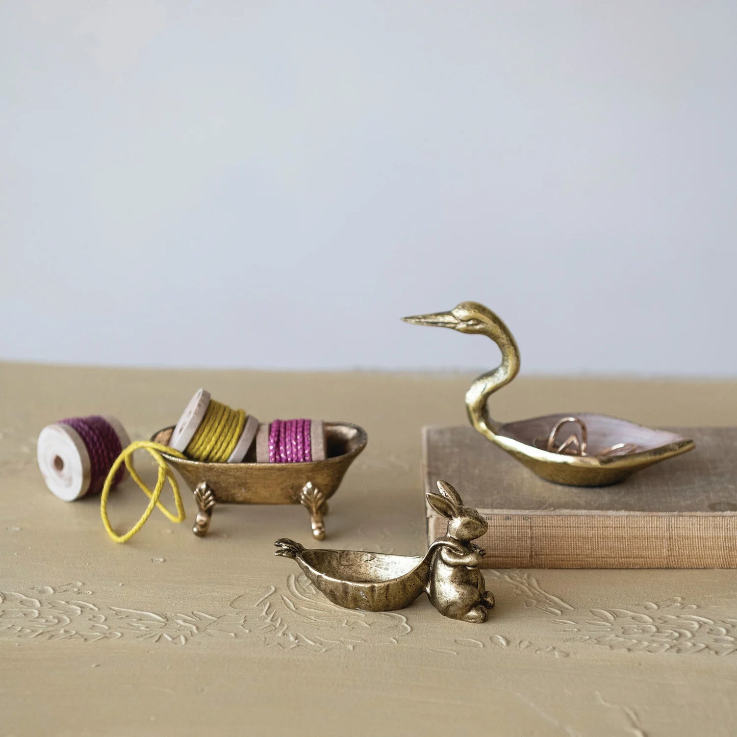Decorative Pewter Bathtub Shaped Dish, Antique Gold Finish / Plato decorativo con forma de bañera, acabado dorado antiguo