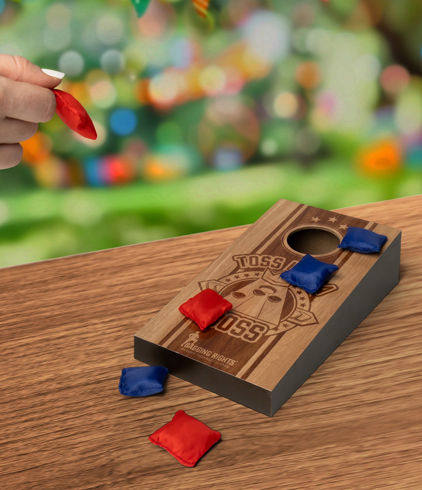 Modern Monkey Bagging Rights Wooden Tabletop Cornhole - Mini Juego de Mesa
