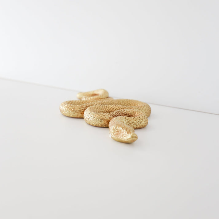 Resin Snake Wall Décor, Gold Finish / Serpiente de resina dorada