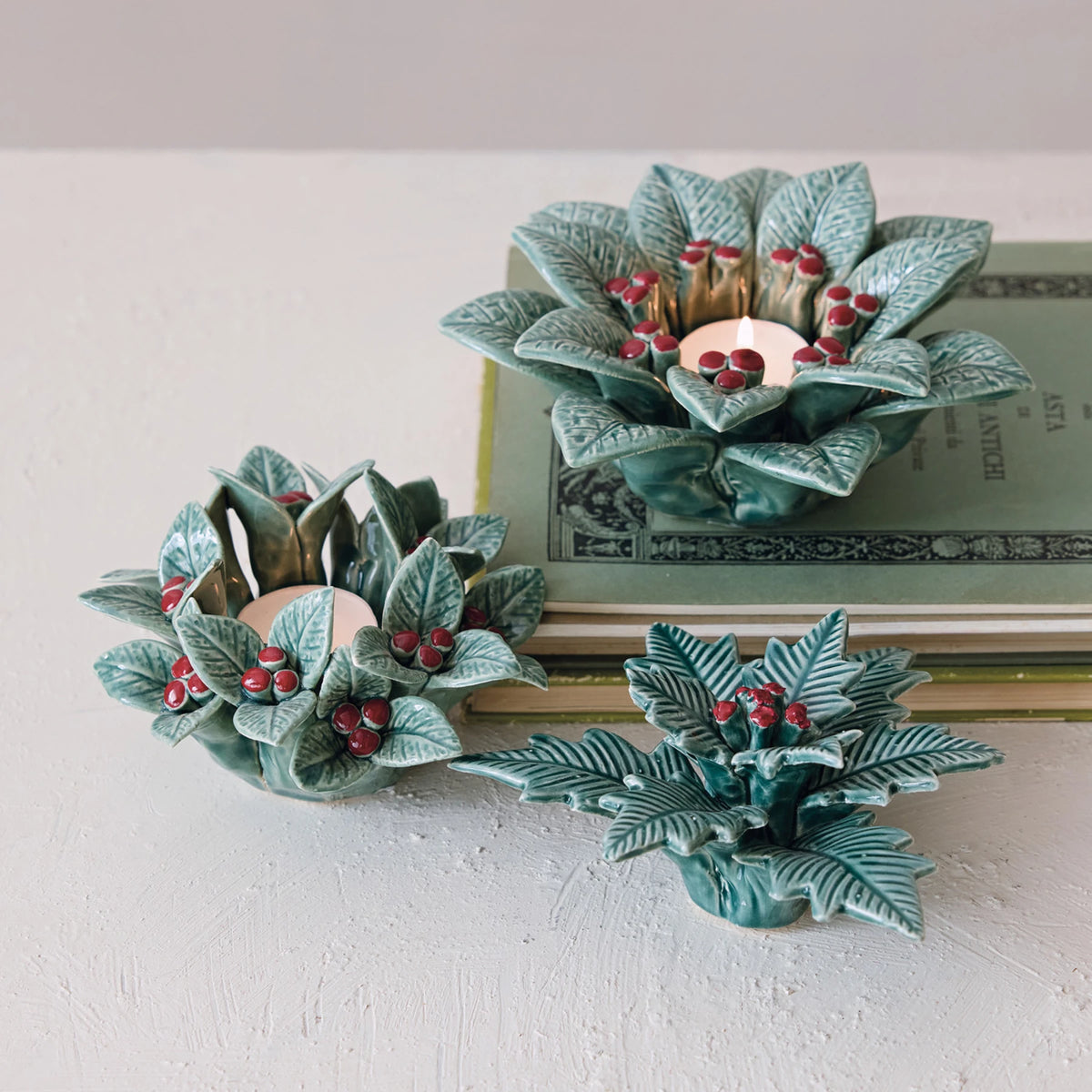Ceramic Holly Leaves & Berries Decor - Adorno